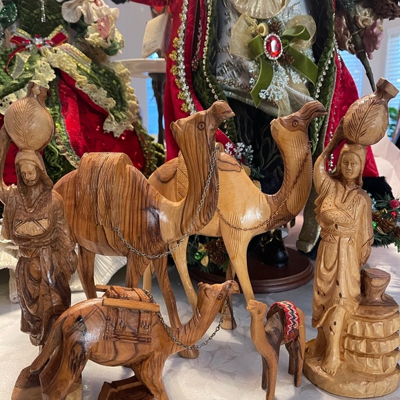 Bundle of hand craft olivewood camels, and ladies figure - Picture 5 of 6